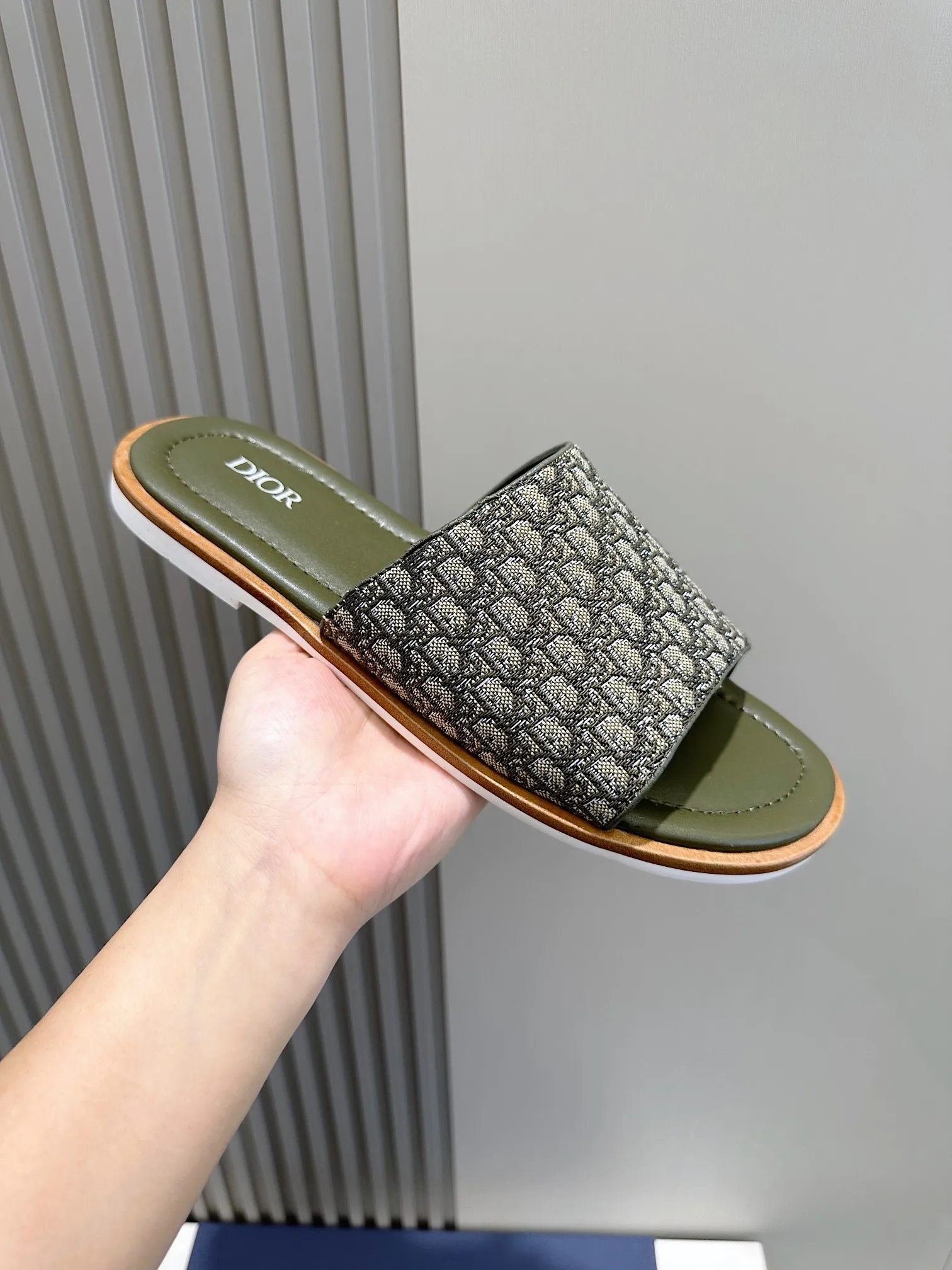 P320 [DIOR] Size 39-44 (38.45 custom-made) 2024ss Dior’s latest men’s slippers are a must-have. Dior Alias ​​Men's Genuine Leather Slippers This summer new Alias ​​sandal embodies a casual and elegant style. Carefully crafted from grained cow leather and Oblique printed fabric, with cowhide lining! Cross-strap design with metal-clad brass CD Diamond logo. The imported cowhide leather and rubber sole adds sophistication and comfort, while Oblique print-effect anti-slip panels add style.